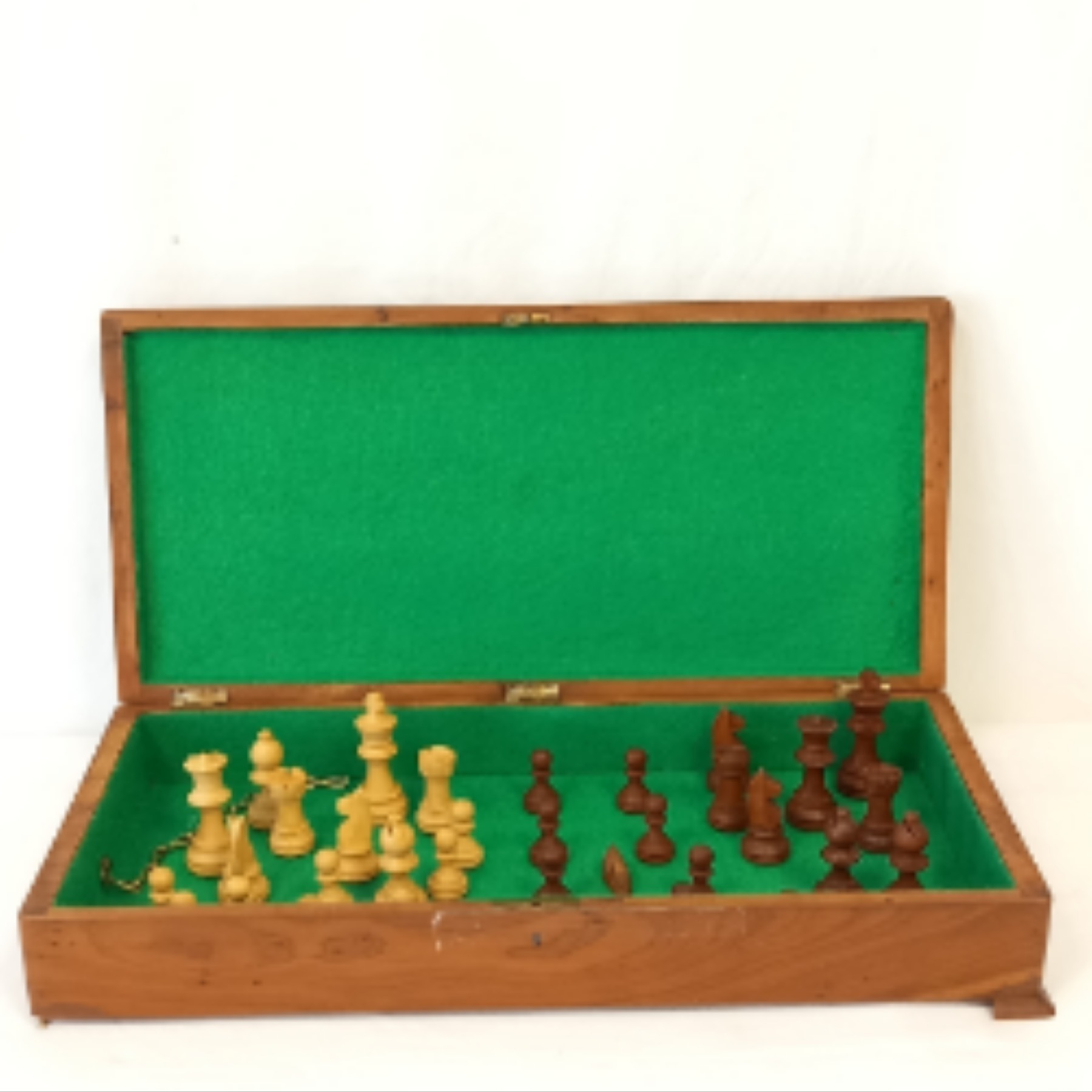 Acheter Jeu d'échec en bois composé de 17 pièces plus un coffret. Bon état - 40,00 € Jeu d'échec en bois composé de 17 pièces plus un coffret. Bon état - reconditionné disponible sur Label Emmaüs